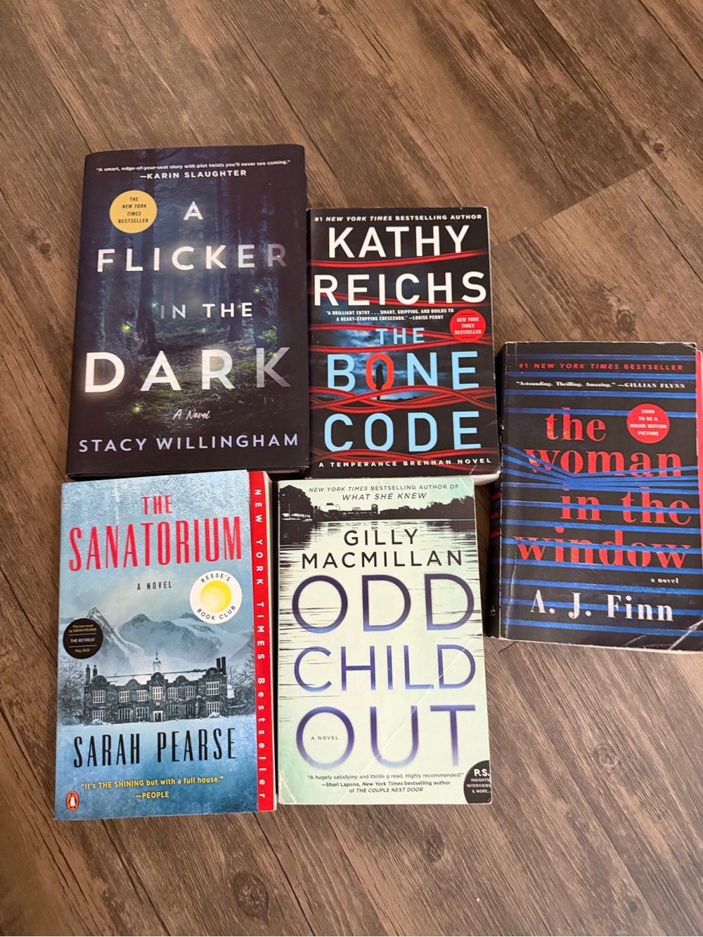 Thriller book bundle. Flicker in the dark